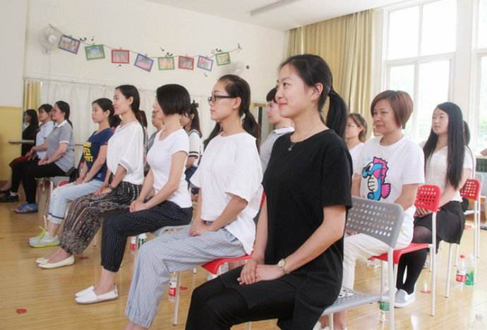 現(xiàn)在女孩初中讀完選擇幼師專業(yè)好嗎